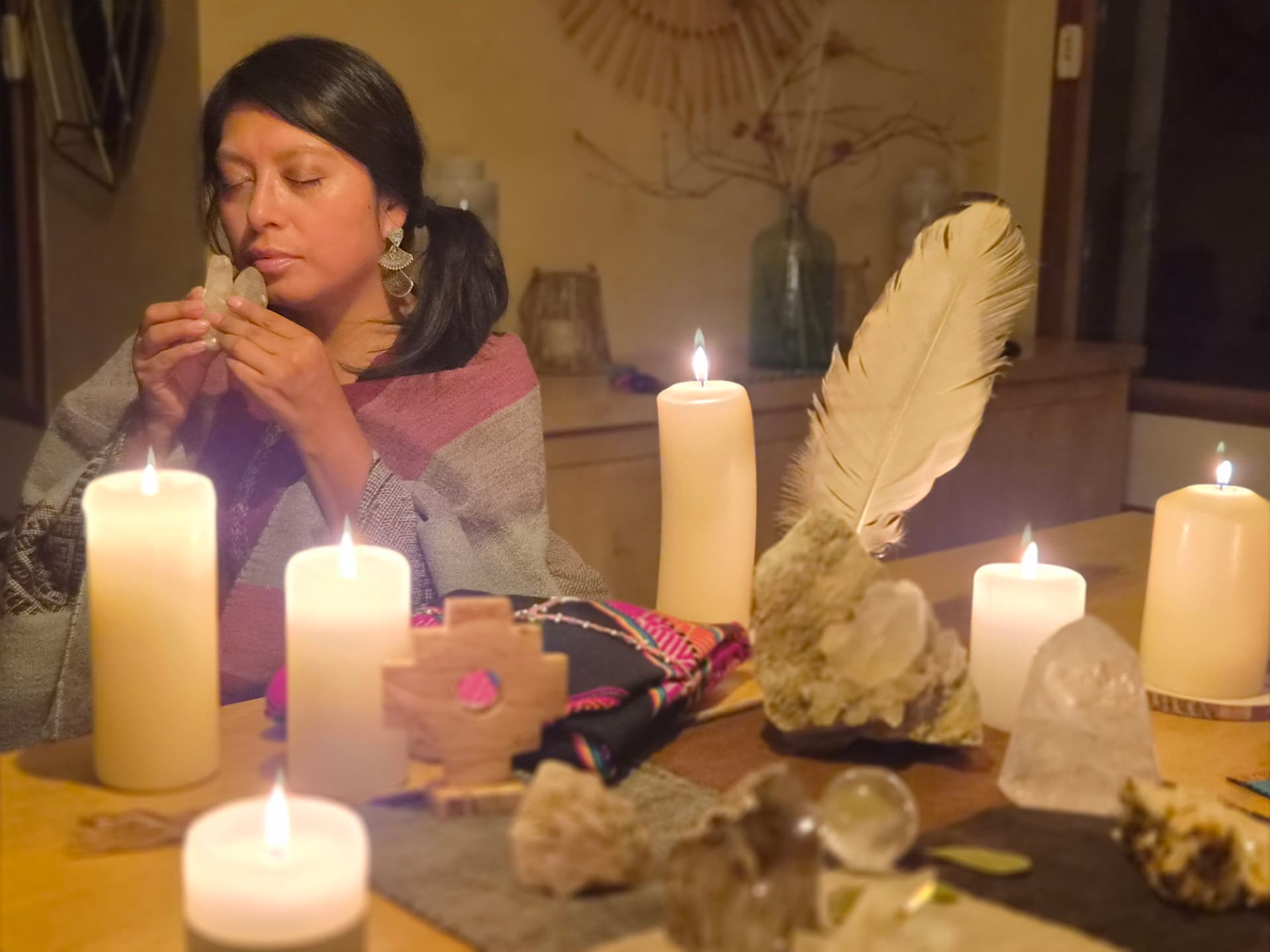 Haraq Ñusta lors d’une cérémonie entourée de bougies et d’objets rituels